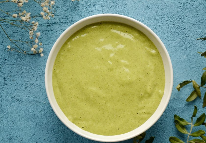 1. Этап. Смузи боул: Перелейте смузи в тарелку, украсьте ягодами, мюсли и миндальными лепестками.