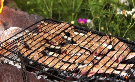 1. Этап. Баранина на углях: Итак, когда уголь будет готов, мы заворачиваем баранину в 2-3 слоя фольги и опускаем прямо в угли (не очень глубоко). Корейку выкладываем на решетку и помещаем над углями.