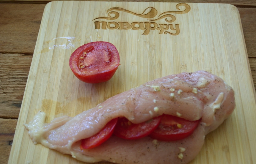 1. Этап. Грудка с помидорами в духовке: Нарежьте 1 помидор. Уложите колечки помидора в образовавшийся карманчик.