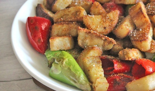 1. Этап. Салат Краски осени: Обжаренные кусочки баклажанов и перца выложить в тарелку, посолить и приправить по вкусу, перемешать, остудить.