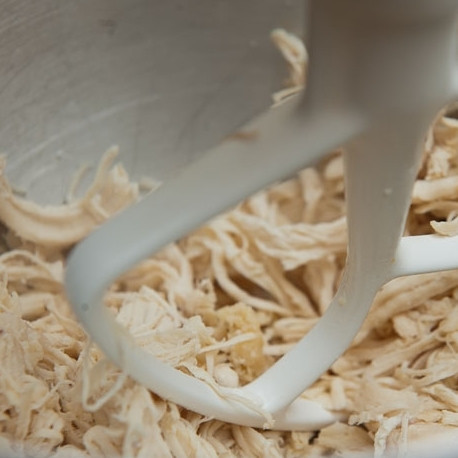 1. Этап. Салат из курицы с сельдереем: 3. Готовое куриное филе измельчите ножом или миксером (насадка для смешивания теста).