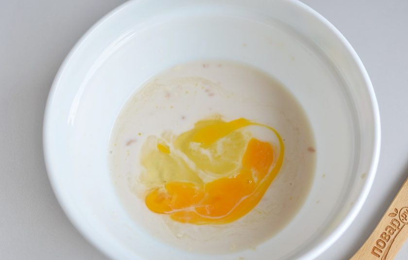 1. Этап. Круассаны-рогалики с прованскими травами: Влейте оставшееся теплое молоко (температура не более 40 градусов, чтобы не погибли дрожжи), вбейте яйцо, добавьте соль и сахар. Перемешайте хорошо.