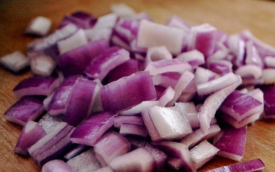 1. Этап. Картофель со свининой и сыром в духовке: 1. Очистите луковицу и нарежьте мелкими кубиками.