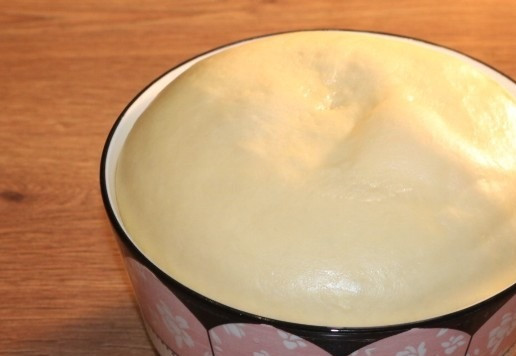 1. Этап. Пирожки с яблочной начинкой: 14. Тесто подошло, обминаем и делим на 2 части.