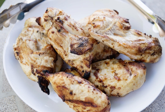 1. Этап. Салат Цезарь легкий: 7. Готовую курочку переложите на тарелку.