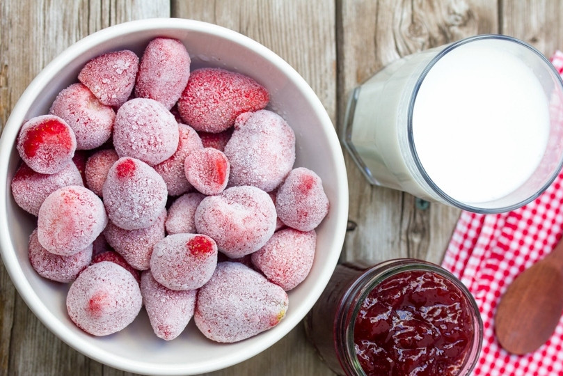 1. Этап. Смузи клубничный: Подготовьте все ингредиенты.