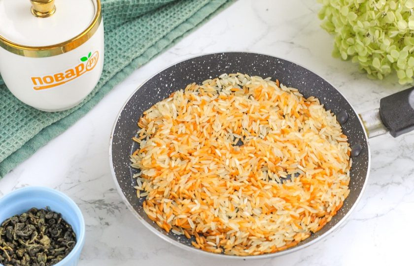 1. Этап. Гэммайтя: Обжаривайте его примерно 3-4 минуты, время от времени перемешивая. Не забывайте это делать, иначе он поджарится неравномерно. Сначала половина крупы приобретет румяный оттенок, затем и другая.