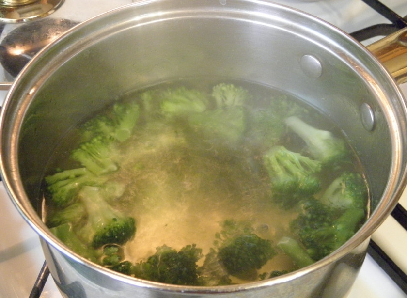 1. Этап. Салат с брокколи и крабовыми палочками: Доведите до кипения воду, посолите её, а затем положите в неё брокколи. Варите пару минут до мягкости капусты.