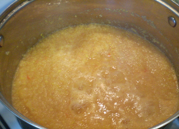 1. Этап. Закатка кабачковой икры на зиму: Ставим на огонь и доводим до кипения. Варим на слабом огне 1 час.