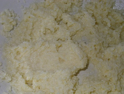 1. Этап. Творожный пирог с бананами: Мягкое масло или маргарин растираем с сахаром.