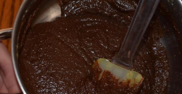 1. Этап. Торт Киевский классический: 14. Снимите с огня, добавьте измельченный дольками шоколад. Активно перемешивайте, чтобы шоколад растопился.