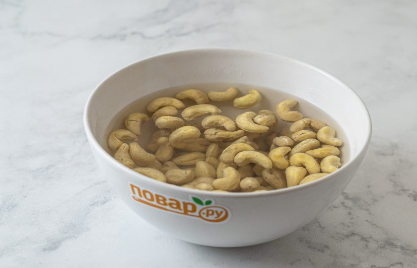 1. Этап. Вегетарианский крем для торта: Кешью предварительно замочите в горячей воде на полчаса, затем слейте воду и промойте орехи.