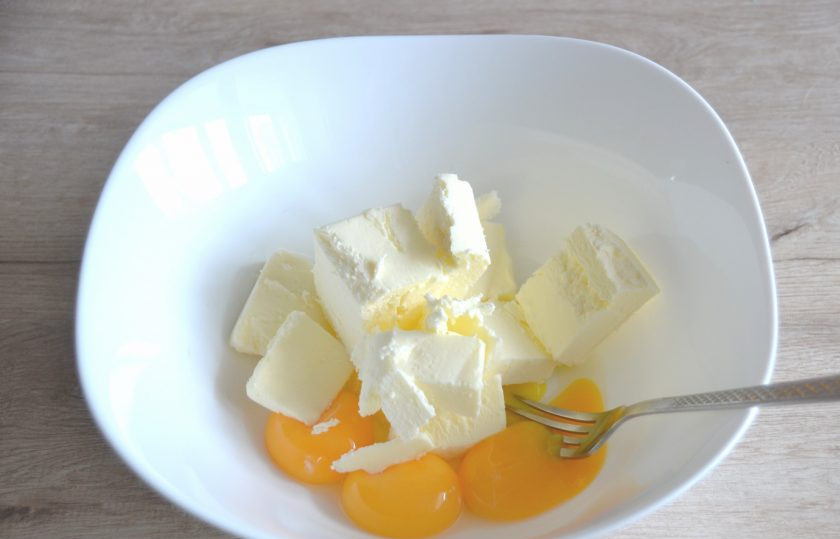 1. Этап. Польский пирог с яблоками и безе: Разотрите желтки с мягким сливочным маслом в однородную массу.