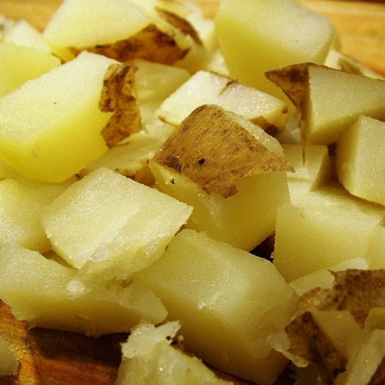 1. Этап. Картофельный салат с беконом: Отваренный картофель остужаем и нарезаем на крупные кубики (мелко не нарезайте, иначе салат превратится в кашу). Если картофель был молодой и хорошо промытый, то кожуру можно не счищать.