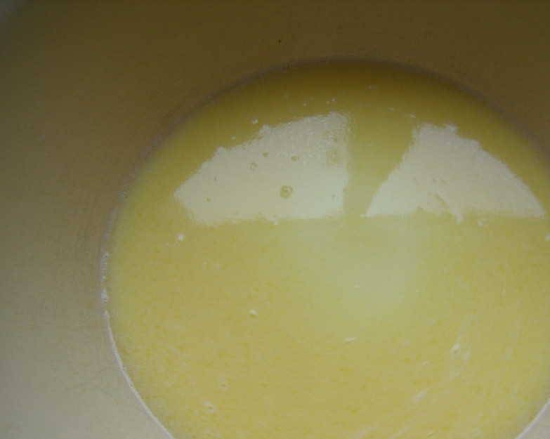 1. Этап. Тесто для сосисок в тесте: Вскипятите молоко, растопите масло. Смешайте.