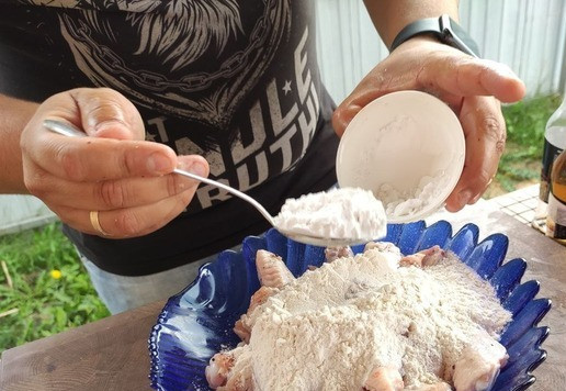 1. Этап. Хрустящие крылышки в остро-сладком соусе: Добавить крахмал.