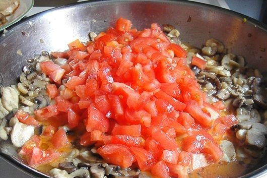 1. Этап. Курица Маренго: 5. Отправьте на сковороду нарезанные кубиками помидоры.