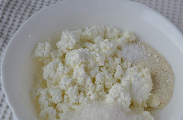 1. Этап. Ватрушка с творогом без дрожжей: 3. В отдельной посуде смешайте творог, сахар и манную крупу. Добавьте ванилин по вкусу. Творог лучше брать домашний или минимум 9%.