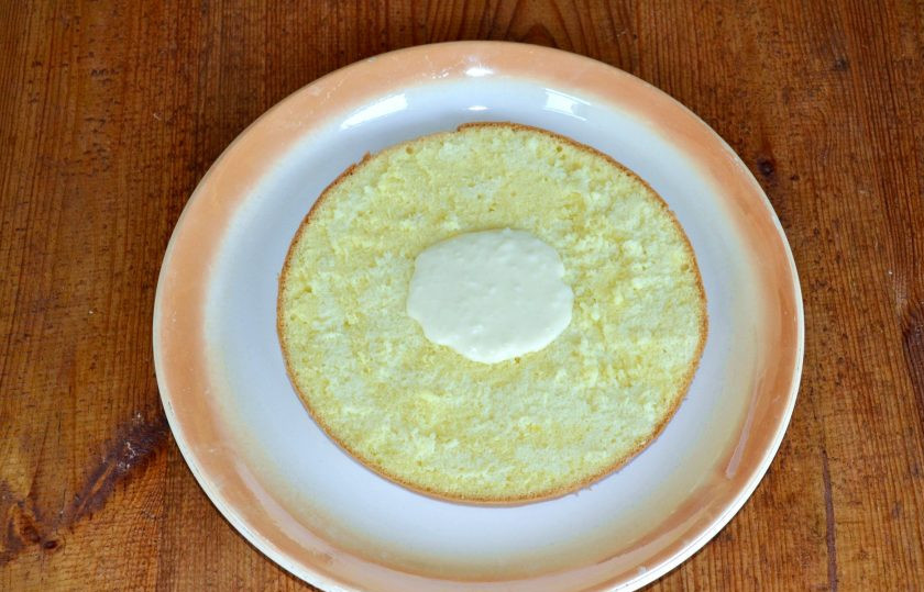 1. Этап. Торт Снежная королева: Пропитайте как следует молоком и промажьте кремом каждый корж.