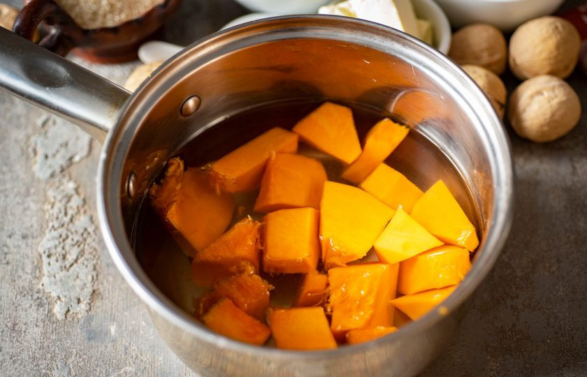1. Этап. Творожно-тыквенное печенье: Тыкву нарежьте кусочками, выложите в сотейник, залейте водой и отварите до мягкости. После чего слейте воду.