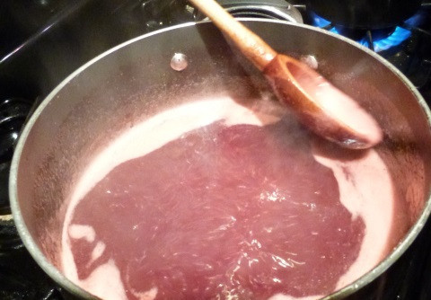 1. Этап. Варенье из красной смородины (желе): 5. Теперь можно добавить сахар и пектин. Отправьте кастрюлю на огонь, доведите массу до кипения. В процессе будет появляться пенка, которую нужно снимать. Убавьте огонь, проварите варенье из красной смородины до желаемой консистенции.