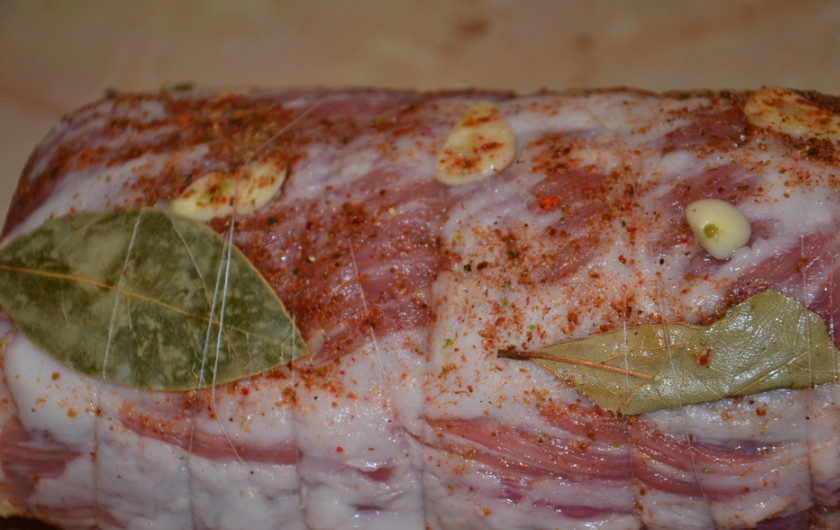 1. Этап. Рулет из подчеревка: 2. Начинаем скручивать мясо в тугой рулет. То тут, то там при этом вкладывайте кусочки лаврового листа.