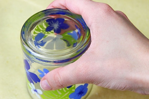 1. Этап. Пирожки с сыром Фета: 7. Большим стаканом вырежьте кружочки.