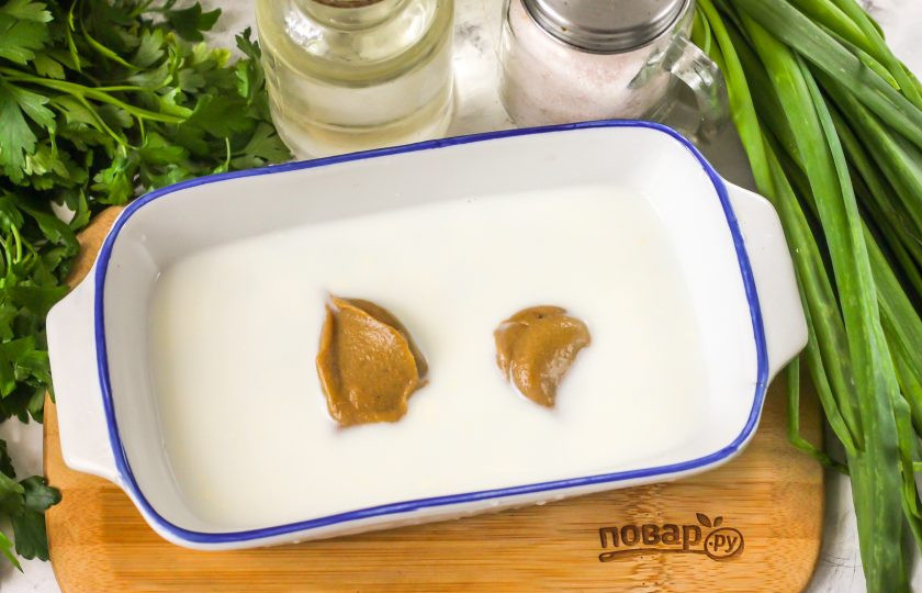 1. Этап. Куриная печень в горчичном соусе: Смешайте в глубокой емкости сливки, горчицу и соль. По желанию можно добавить и другие специи, пряности.