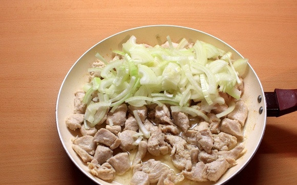 1. Этап. Подлива из куриного филе со сметаной: 3. Выложите измельченный лук и (по желанию) чеснок.