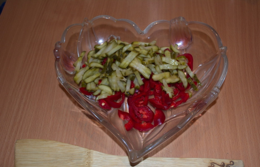 1. Этап. Салат Мазурка: Добавляем нарезанные соленые огурчики.