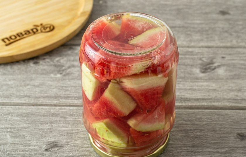 1. Этап. Закатка арбузов: Герметично закрутите крышку. Банку переверните вверх дном и оставьте так до полного остывания.