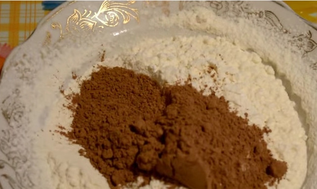 1. Этап. Бисквитный торт Славяночка: 9. Второй бисквит начинаем готовить также: взбейте яйца со щепоткой соли, далее частями введите сахар и продолжайте взбивать до густой пены. Муку смешайте с какао и просейте через сито, замешайте тесто. Выпекайте, как и первый бисквит.