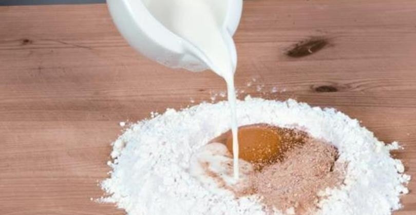 1. Этап. Лапша куриная домашняя: Для приготовления лапши сухие грибы порубите в муку в кофемолке. В миске смешайте муку, яйцо, грибную муку и молоко, вымесите эластичное и гладкое тесто. Накройте его полотенцем и оставьте на 30 минут.