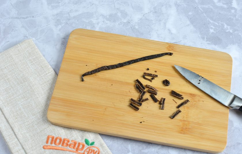 1. Этап. Ванильный экстракт: 3. Сами стручки порежьте мелко.