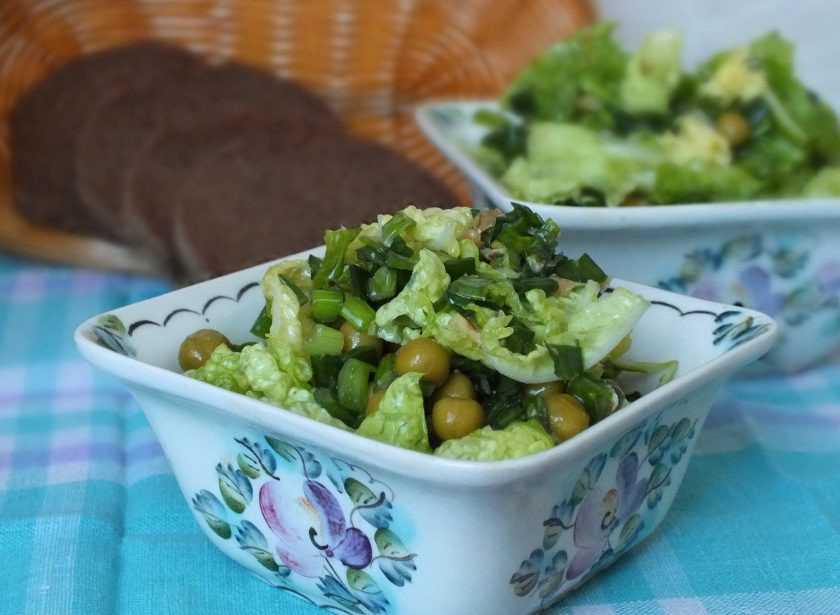 1. Этап. Постный салат с зеленым луком: Разложите салат порционно и подавайте к столу. Приятного аппетита!