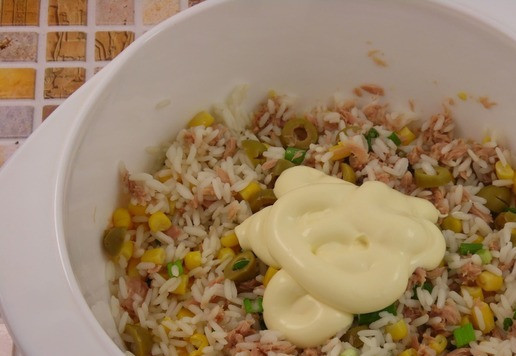 1. Этап. Рыбно-рисовый салат с кукурузой: Все ингредиенты перемешать. Салат заправить майонезом.