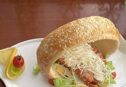 1. Этап. Салат Цезарь с индейкой: Затем полейте соусом- заправкой и выложите филе индейки. Сверху на филе при желании, можно еще добавить немного заправки и присыпать тертым пармезаном.