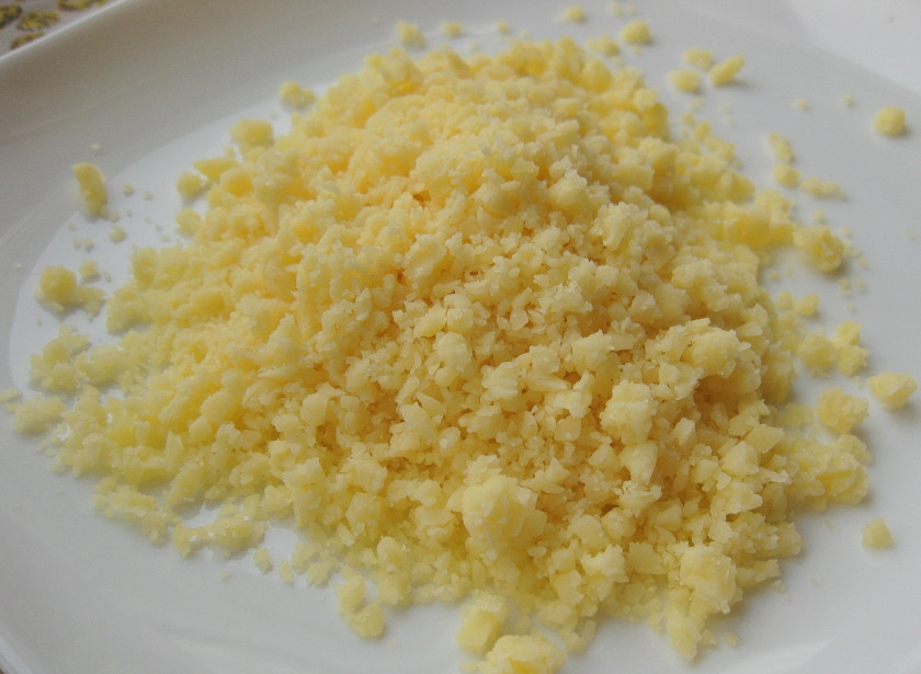 1. Этап. Курица с овощами и рисом: Измельчить в блендере сыр (можно натереть на мелкой терке).