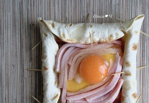 1. Этап. Яичница в лаваше Эти глаза напротив: Аккуратно добавьте яйцо, это, соответственно, 