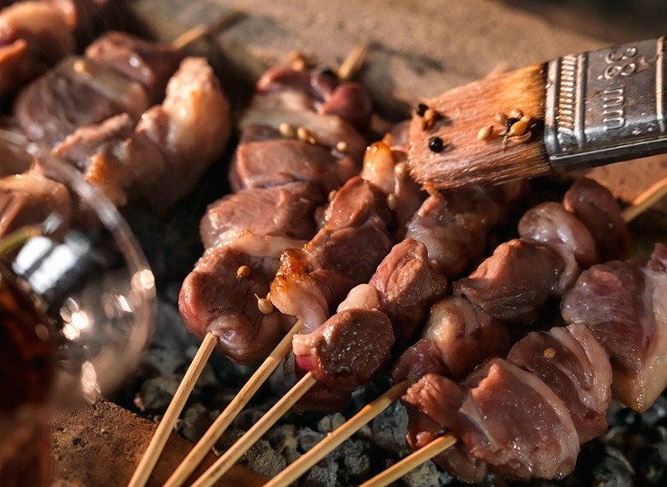 1. Этап. Шашлык по-афгански: Постоянное смазывание не даст мясу пересохнуть.