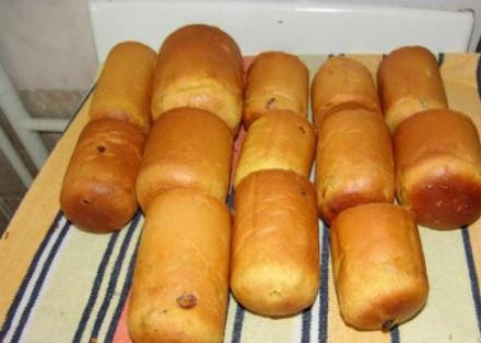 1. Этап. Кулич на дрожжах: В хорошо разогретую духовку поставите изделия. Выпекайте 10 минут. А потом уменьшите огонь и готовьте ещё 25 минут. Потом достаём их и кладём на бок на 15 минут для остывания, достаем из форм.