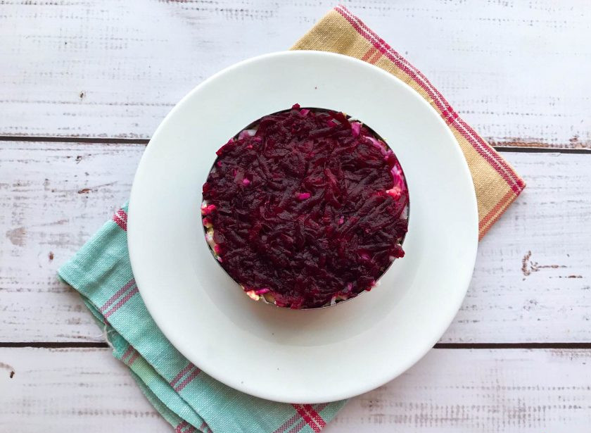 1. Этап. Салат со свеклой и шпротами: Верхний слой сделайте из вареной, тертой свеклы.