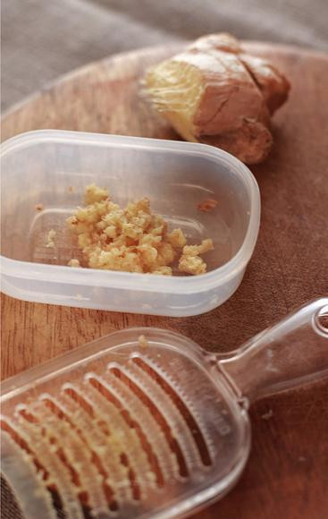 1. Этап. Суп из маша со специями: Имбирь натираем на терке.