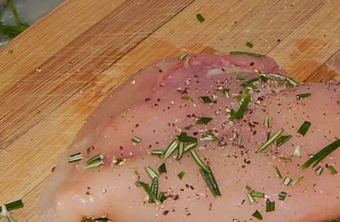 1. Этап. Куриная грудка, фаршированная моцареллой: В каждой грудке прорежьте кармашек.