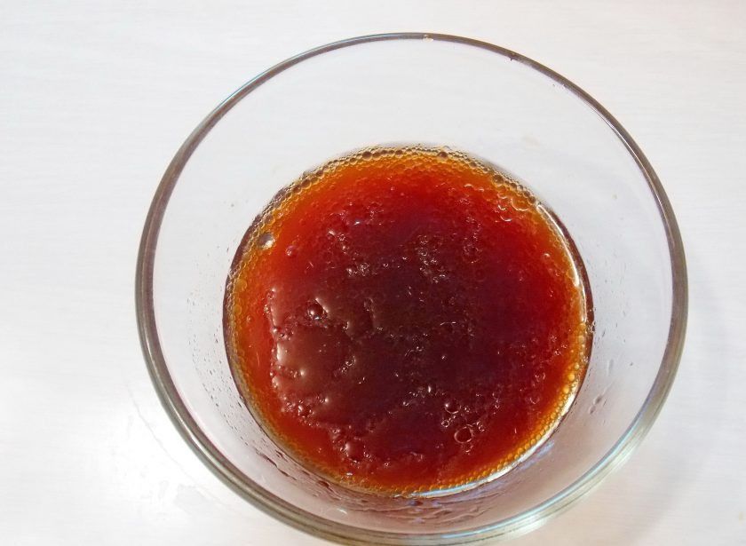 1. Этап. Домашние шпроты в мультиварке: Заварите чай и дайте настояться 5 минут. Затем извлеките пакетики, отожмите и влейте заварку в миску с маслом и соусом. Перемешайте до однородного состояния.