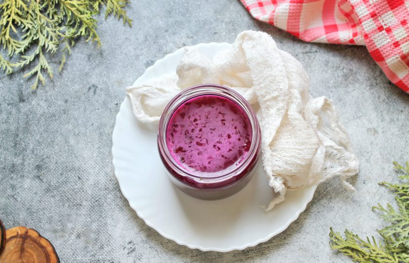 1. Этап. Свекольный уксус: Массу процедите через марлю, сложенную в несколько слоев. Накройте банку сверху марлей и уберите в темное место на 30 дней. Готовый уксус профильтруйте, разлейте по бутылкам и уберите на хранение.