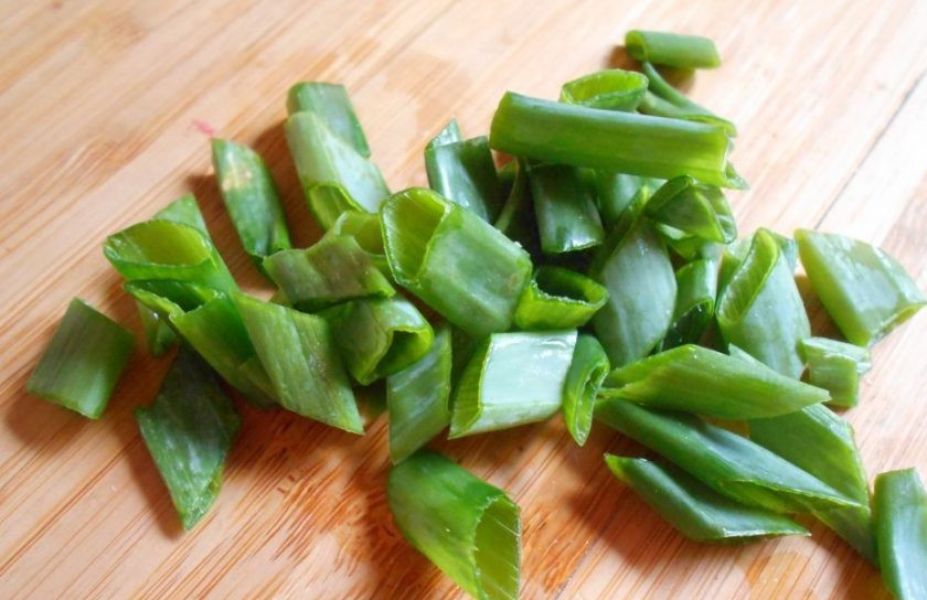 1. Этап. Салат с креветками и морской капустой: Лук промойте и мелко нашинкуйте.