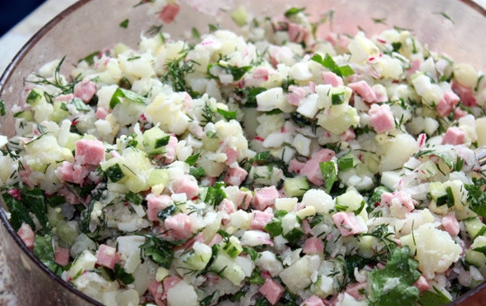 1. Этап. Холодник на квасе: Теперь настало время посолить наш холодник и хорошенько перемешать. Заливать квасом и добавлять сметану должен каждый сам в свою тарелку. Готово!