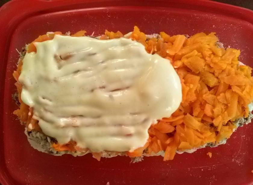 1. Этап. Салат Полковник: 3-м слоем у нас будет морковь, её нужно смазать майонезом.