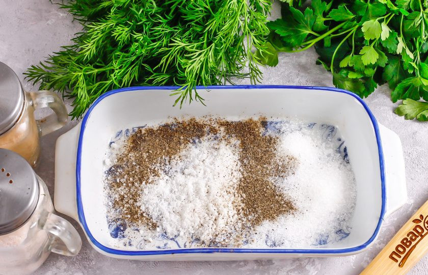 1. Этап. Засолка красной рыбы с укропом: В глубокой емкости перемешайте сахар, соль и молотый черный перец. Соль обязательно должна быть нейодированной! Другие специи не добавляйте, они могут перебить вкус укропа.